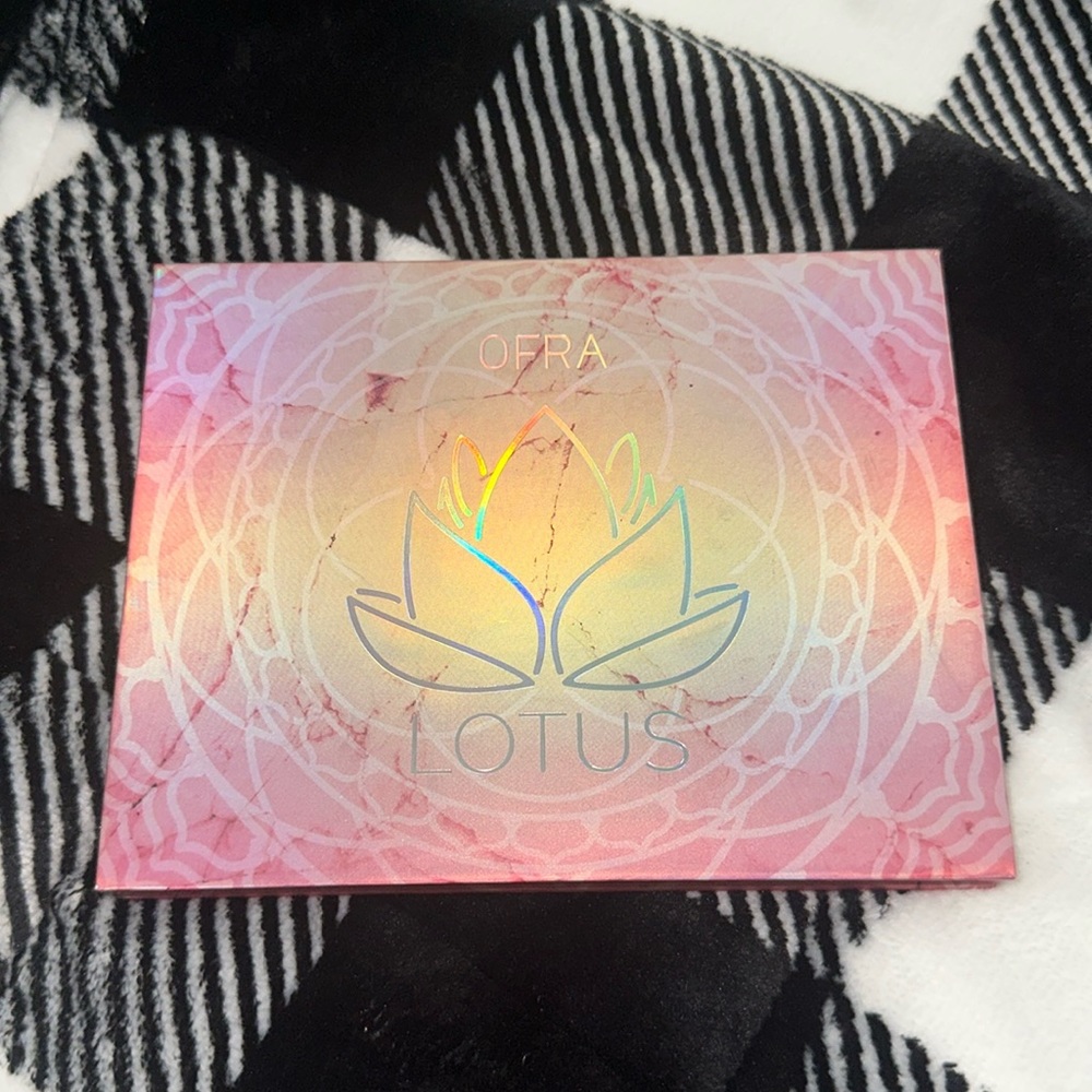 Lotus pressed powder palette ✨✨✨